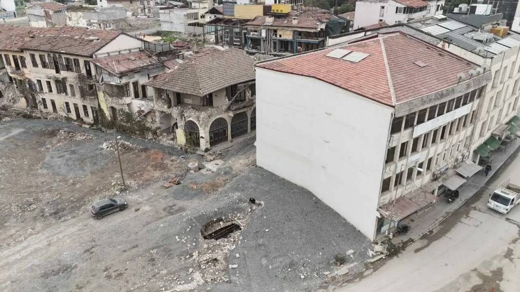 Hatay’da Depremde Yıkılan Binanın Altından Tarihi Su Kanalı Çıktı! 3